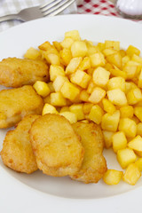 nuggets de poulet et pommes de terre rissolées