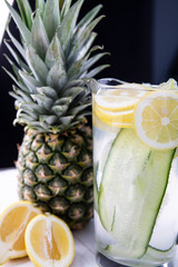 Owocowa lemoniada w szklanym dzbanku. Cytryny i ananas