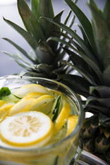 Lemoniada cytrynowa, orzeźwiający napój owocowy.