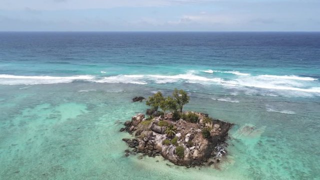 Anse royale - pointe au sel (Mahe - Seychelles) - Drone overview - 4K.mp4