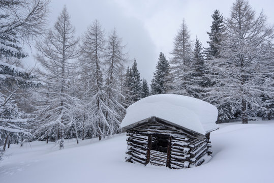 Stadel in tief verschneiter Landschaft