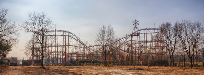 Verlassener Vergnügungspark mit Achterbahn