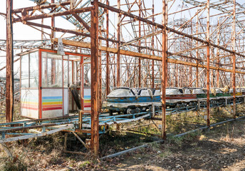Verlassener Vergnügungspark mit Achterbahn