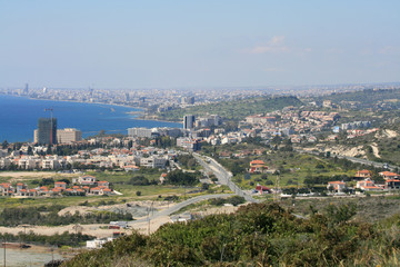 Fototapeta premium Cityscape and seascape from top of a hill 