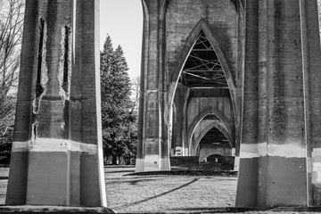 Fototapeta premium A black and white image of arches underneath the Portland, Oregon Saint John's Bridge.