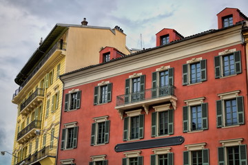 Fototapeta na wymiar Sanierte Altbauten in Nizza, Frankreich