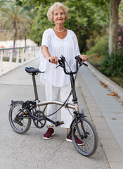 Obraz premium Elderly woman going to biking