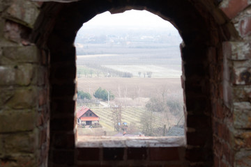 Widok z okna zamku na pola i sady zimą