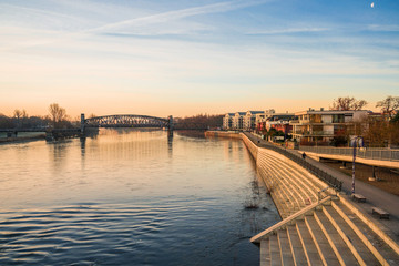 Fototapeta na wymiar Historische Hubbrücke und Elbtreppen in Magdeburg