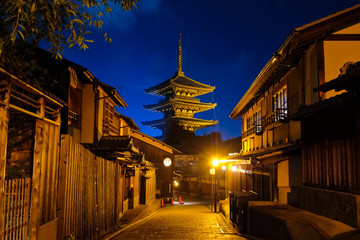 Fototapeta premium Wgląd nocy wieży Yasaka miasta Kioto