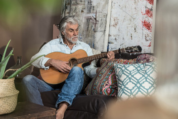 Senior spielt Gitarre