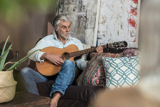 Senior spielt Gitarre