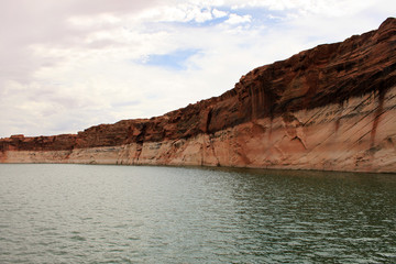 Fototapeta na wymiar lago e rocce