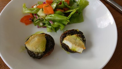 Mini-Burger mit Camembert und Salat