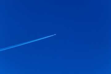 Flugzeug mit Kondensstreifen