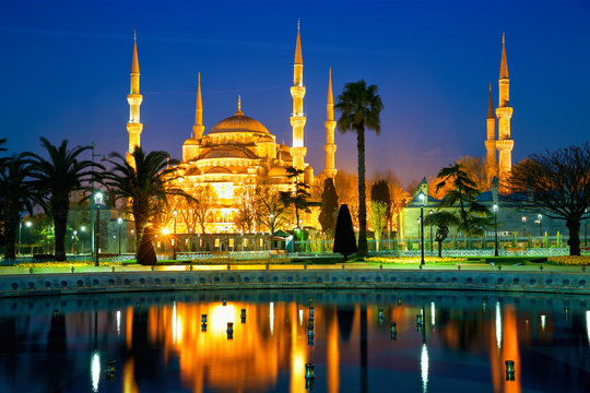 Blue Mosque or Sultanahmet Camii at dusk in Istanbul, Turkey