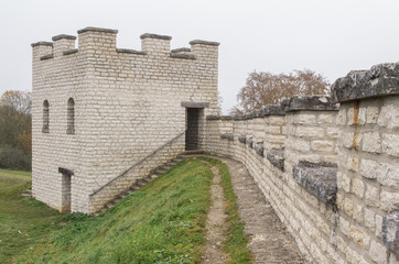 Fototapeta na wymiar Wachturm und Mauer eines Römerkastell