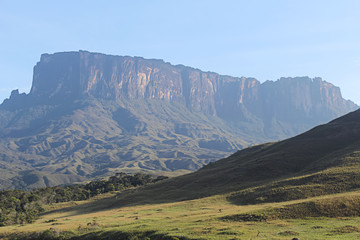 Fototapeta na wymiar Tepuy kukenan, montañas con las rocas más antiguas del mundo