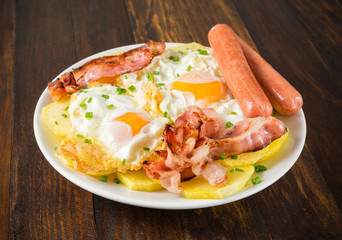 Huevos con bacon y salchichas