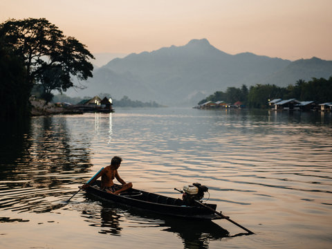 Mężczyzna w łódce w Tajlandii