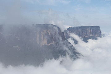 Tepuy kukenan, montañas con las rocas más antiguas del mundo