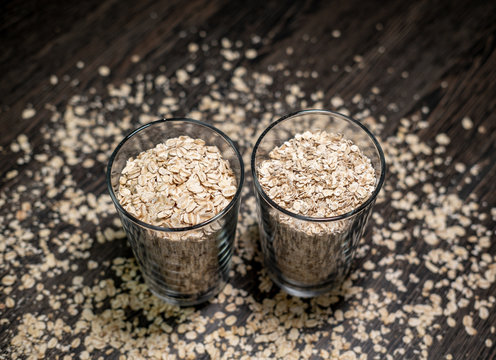 Feine und kernige Haferflocken im Glas als Vergleich