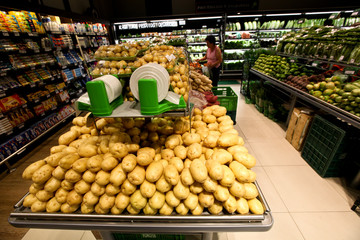 Cesta básica-batata e feijão-foto; Rogério Marques