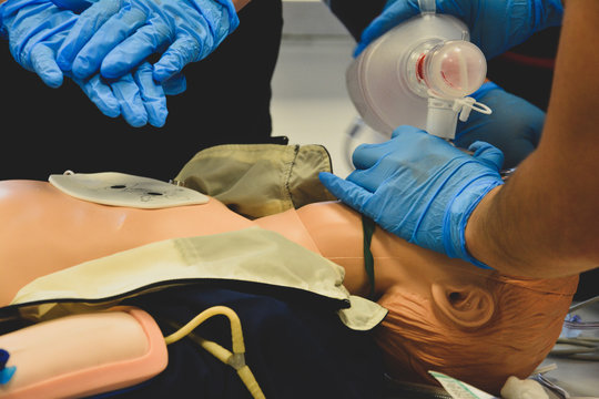Reanimation an jugendlicher Puppe bei medizinischen Notfall