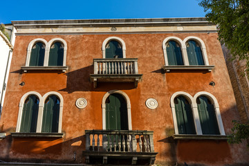 Obraz premium Italy, Venice, a bench in front of a brick building