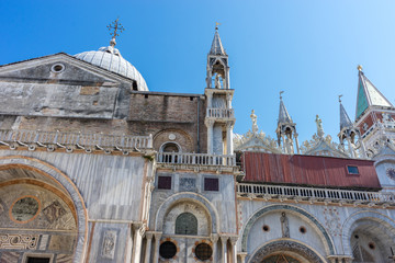 Obraz premium Italy, Venice, Saint Mark's Basilica, LOW ANGLE VIEW OF BUILDING AGAINST SKY