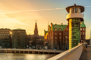 Sonnenuntergang auf der Knippels Brücke über den Innenhafen von Kopenhagen, Dänemark, Europa