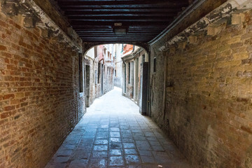 Fototapeta na wymiar Italy, Venice, CORRIDOR OF OLD BUILDING narrow street empty