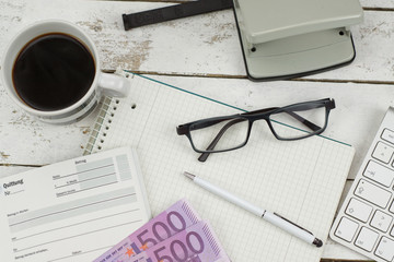 Schreibtisch,Kaffee,Brille,Notizblock,Geldscheine