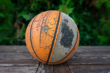 Un vieux ballon de basket abimé