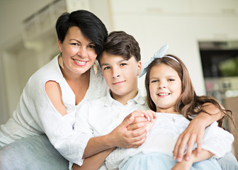 Mama z dziećmi w domu © Beenis