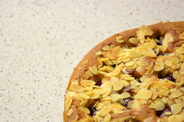 Kirschkuchen mit Mandelblättchen