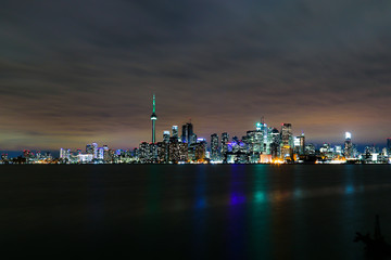 Naklejka premium Toronto skyline at night from the Toronto islands