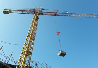 Gru nel cantiere edile