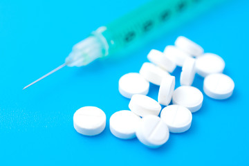 antibiotic white pills heap