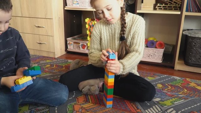children play with the designer of the cubes