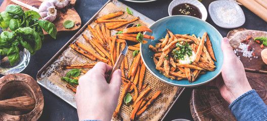 Frische süsskartoffeln mit gemüseschäler. Vegetarisches gericht zubereitung. pommes