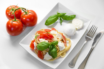 Spaghetti with fresh tomatoes, basil, mozzarella and some oregano.