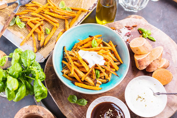 Frische süsskartoffeln mit gemüseschäler. Vegetarisches gericht zubereitung. pommes