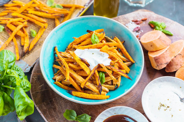 Frische süsskartoffeln mit gemüseschäler. Vegetarisches gericht zubereitung. pommes