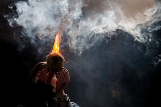 Making fire like in prehistory with tinder