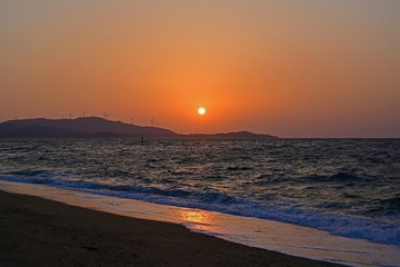 入江に沈む夕日の情景