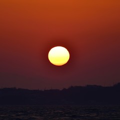 入江に沈む夕日の情景