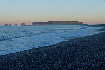 Blick auf die Halbinsel Dyrhólaey vom Strand Reynisfjara, Vik, Island