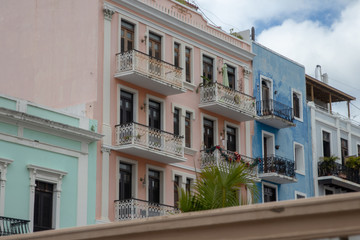 Fototapeta na wymiar Colorful buildings of Old San Juan