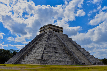 Fototapeta na wymiar Tarde en Pirámide de Chichén Itzá en Yucatán, México. Riviera Maya